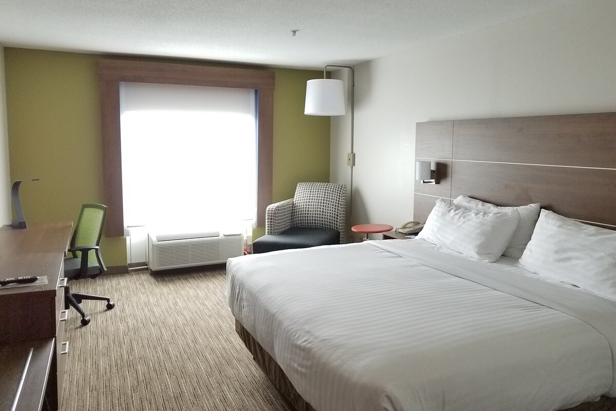 In-room safe, desk, iron/ironing board, WiFi (free)
