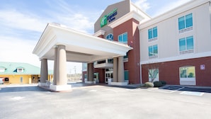 A Holiday Inn Express & Suites with a covered outdoor area and a parking lot. - Holiday Inn Express & Suites Lenoir Cty by IHG (Lenoir City)