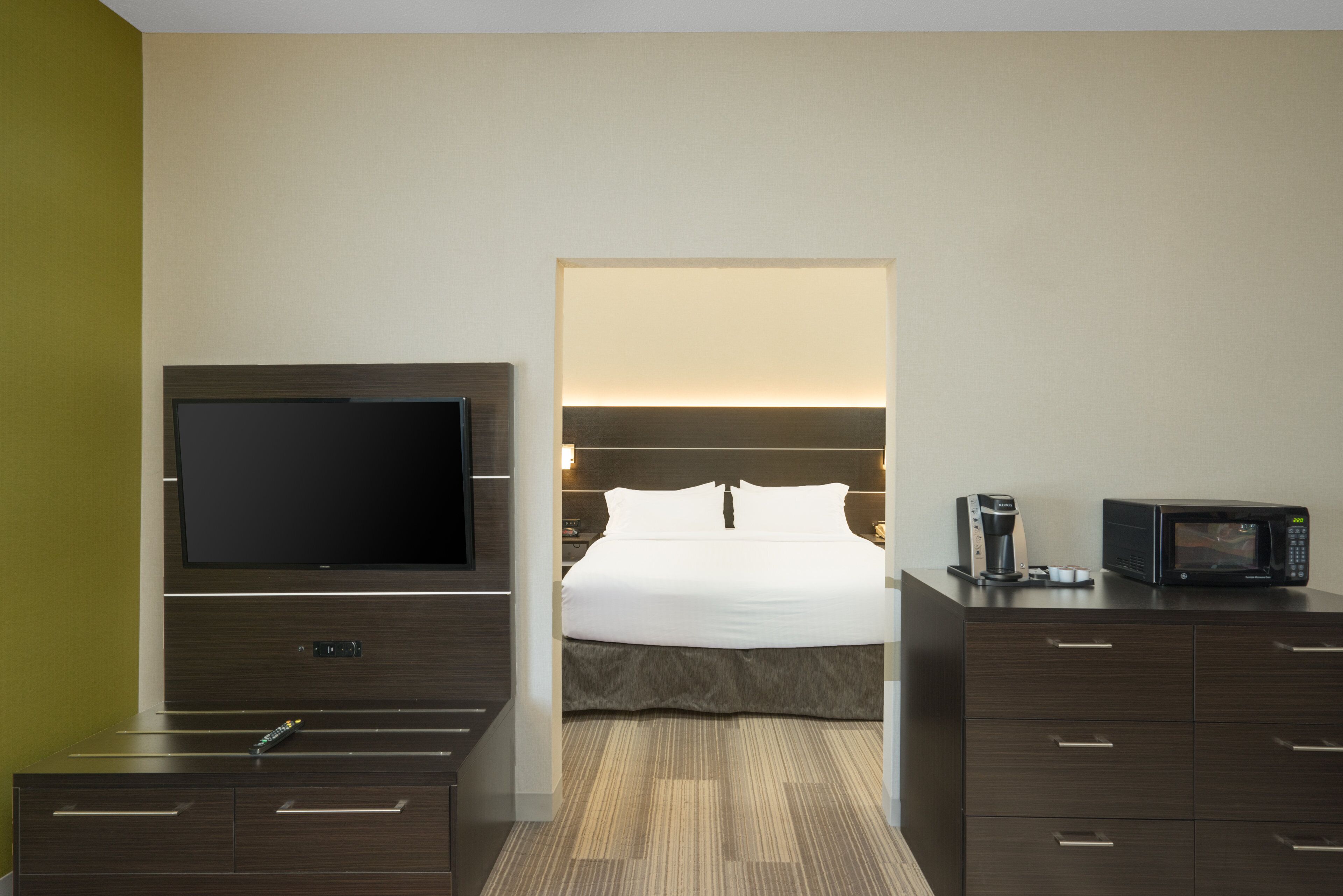Habitación, 1 cama King size y sofá cama (Communications, Mobility, Access Tub) | Escritorio, espacio para trabajar con laptop y cortinas blackout 