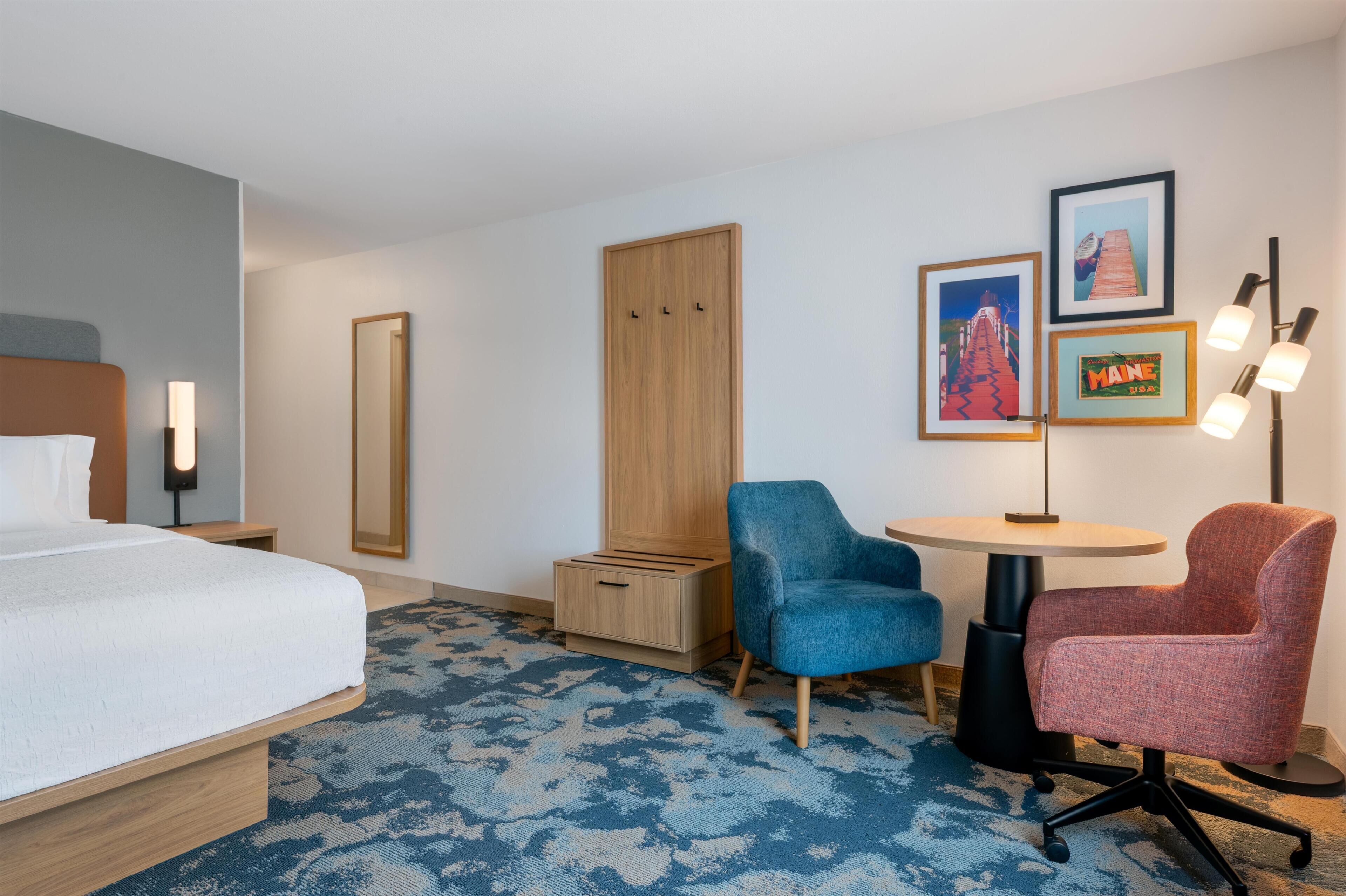 Deluxe Room, 1 King Bed, Non Smoking | Hypo-allergenic bedding, down duvets, desk, laptop workspace