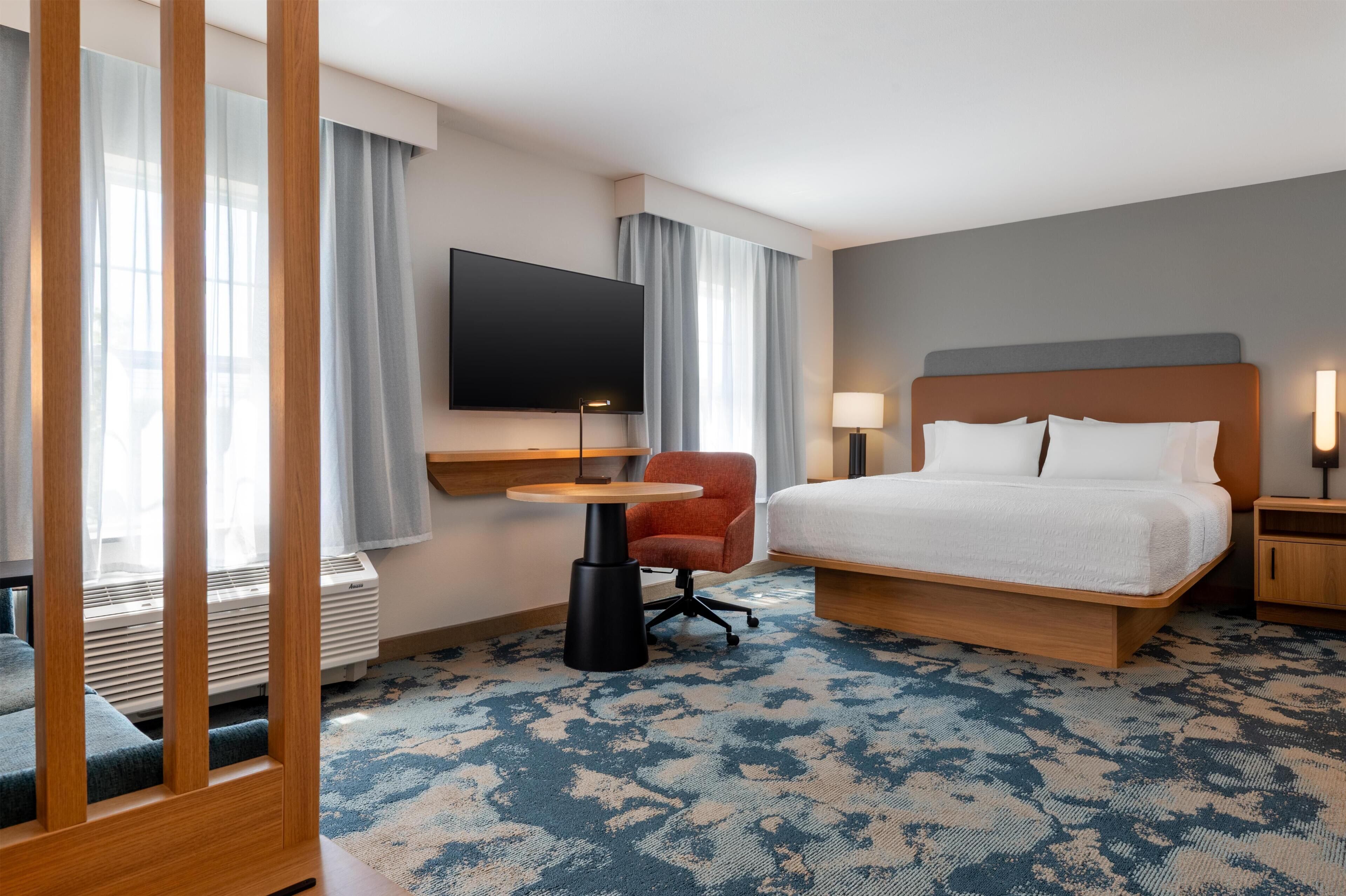 Studio, 1 King Bed with Sofa bed, Non Smoking | Hypo-allergenic bedding available, down comforters, desk