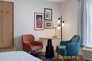 Hypo-allergenic bedding available, down comforters, desk - Hampton Inn & Suites Rockland (Thomaston)