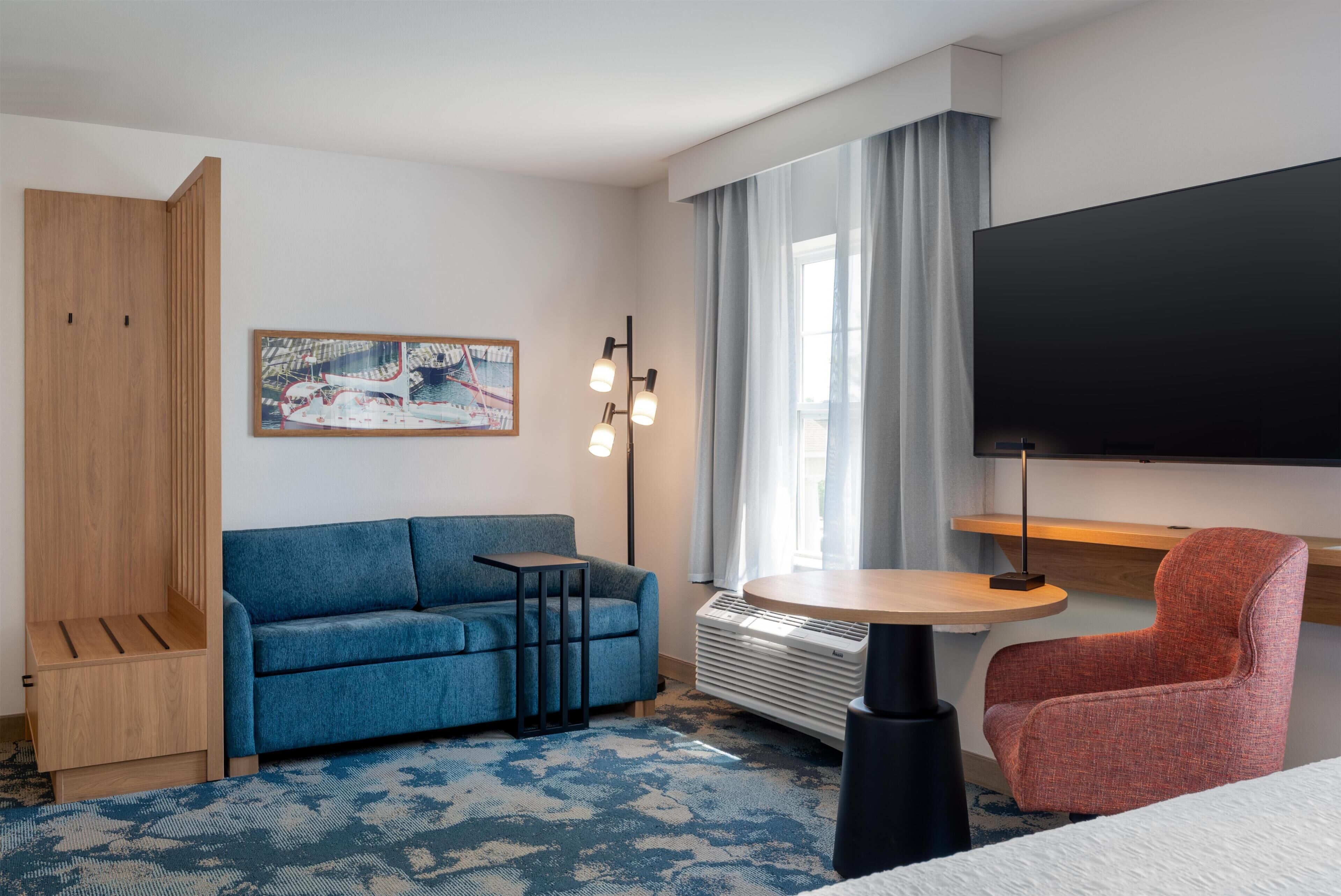 Estudio, 1 cama King size y sofá cama, para no fumadores | Área de sala de estar | Televisión de pantalla plana de 32 pulgadas con canales por cable 