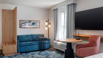 Estudio, 1 cama King size y sofá cama, para no fumadores | Área de sala de estar | Televisión de pantalla plana de 32 pulgadas con canales por cable