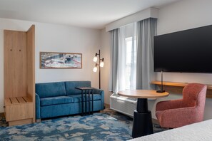 Studio, 1 kingsize-seng med sovesofa, ikke-røyk | Oppholdsområde | En 32-tommers Flatskjerm-TV med kabel-kanaler samt TV og DVD-spiller