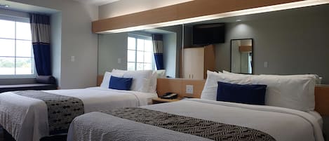 Standardrum - 2 queensize-sängar | Skrivbord, mörkläggningsgardiner, gratis wi-fi och sängkläder