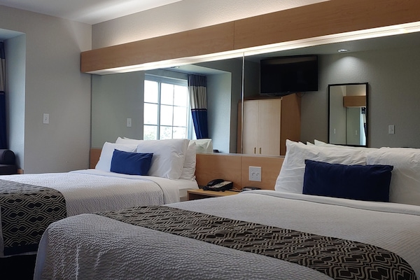 Habitación estándar, 2 camas de matrimonio | Escritorio, cortinas opacas, wifi gratis y ropa de cama