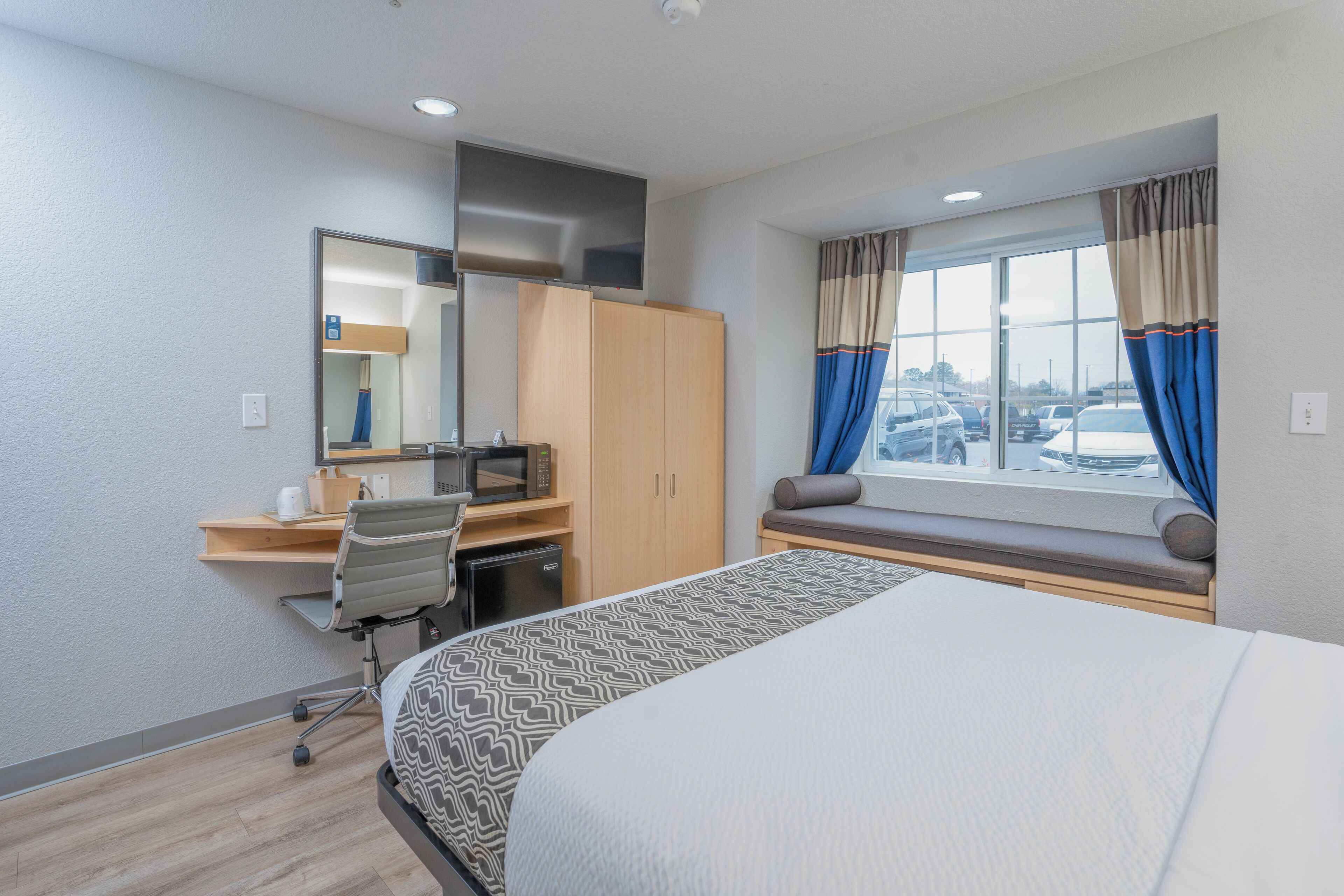 standard room, 1 queen bed | living area | flat-screen tv