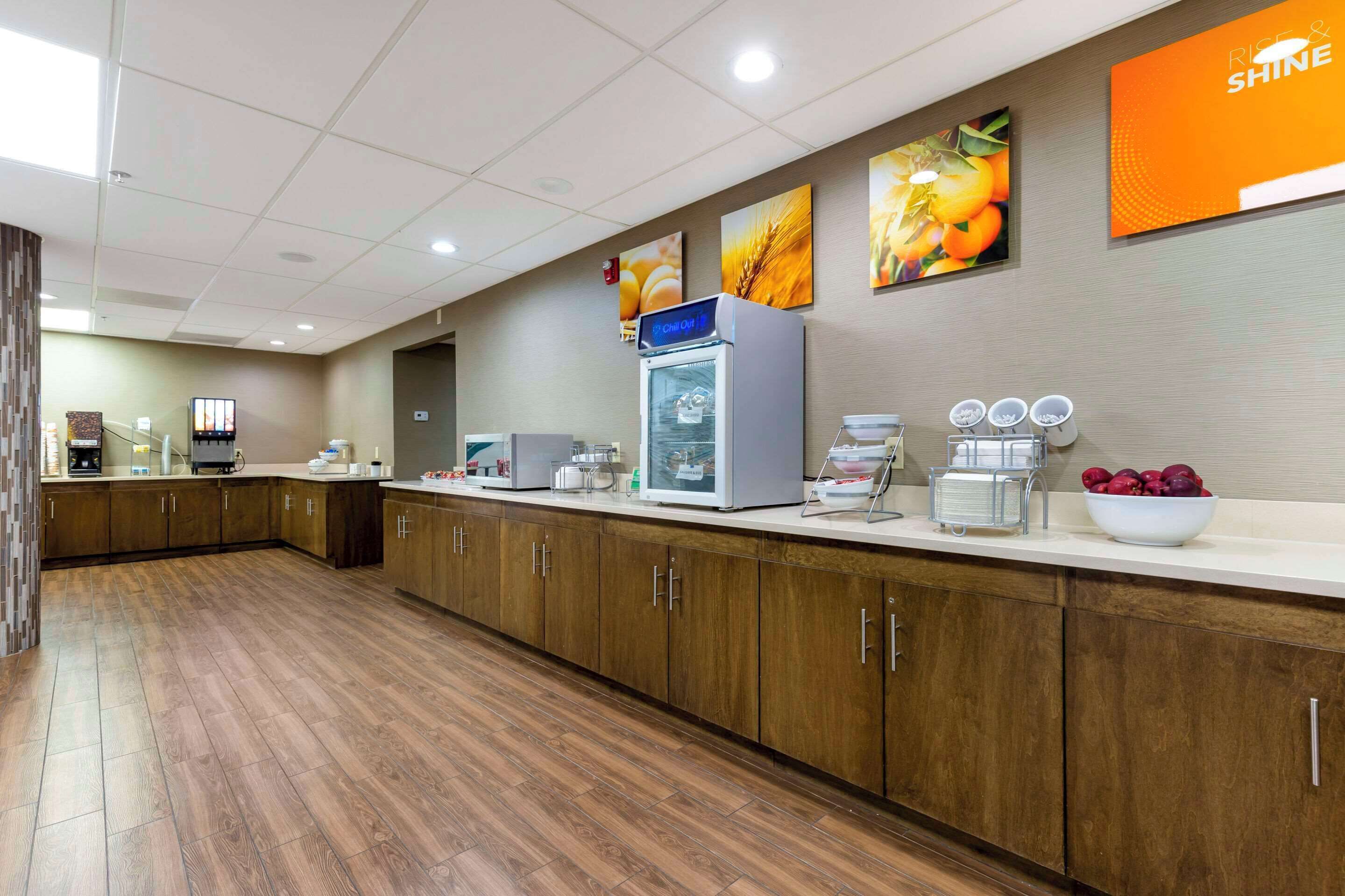 free daily full breakfast