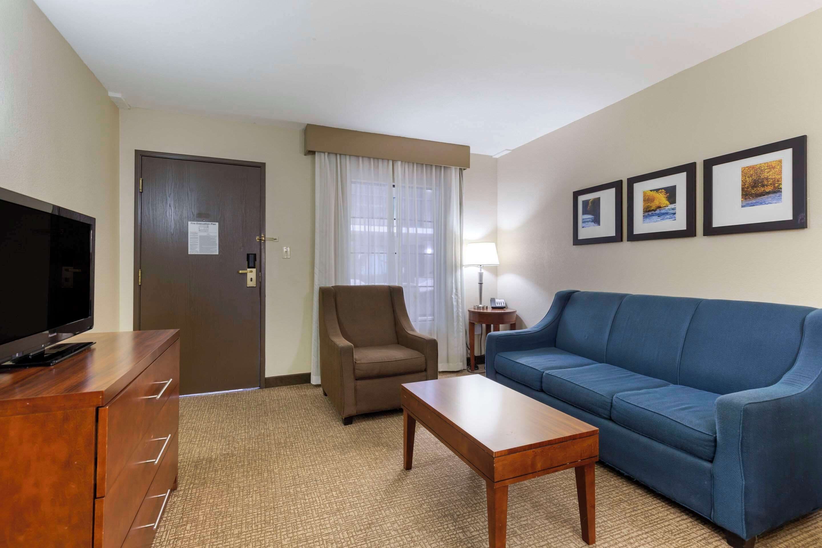 suite 2 doubles non smoking 2 person sofabed | 1 bedroom, hypo-allergenic bedding, in-room safe, desk