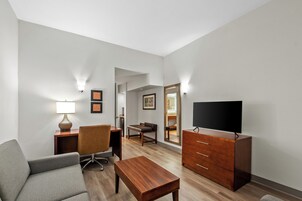 1 dormitorio, ropa de cama hipoalergénica, caja fuerte y escritorio