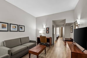 Suíte, várias camas, para não fumantes | 1 quarto, roupas de cama antialérgicas, cofres nos quartos, escrivaninha