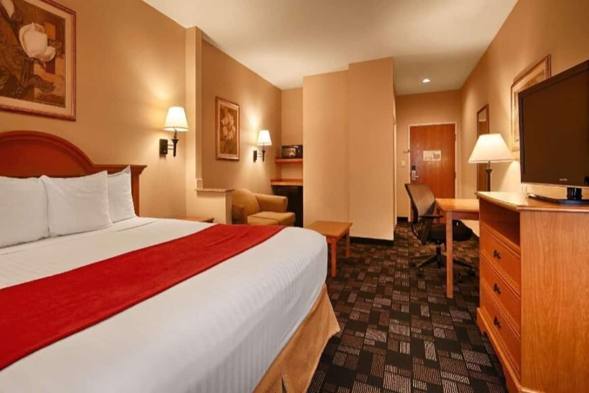 Pillowtop beds, in-room safe, desk, laptop workspace