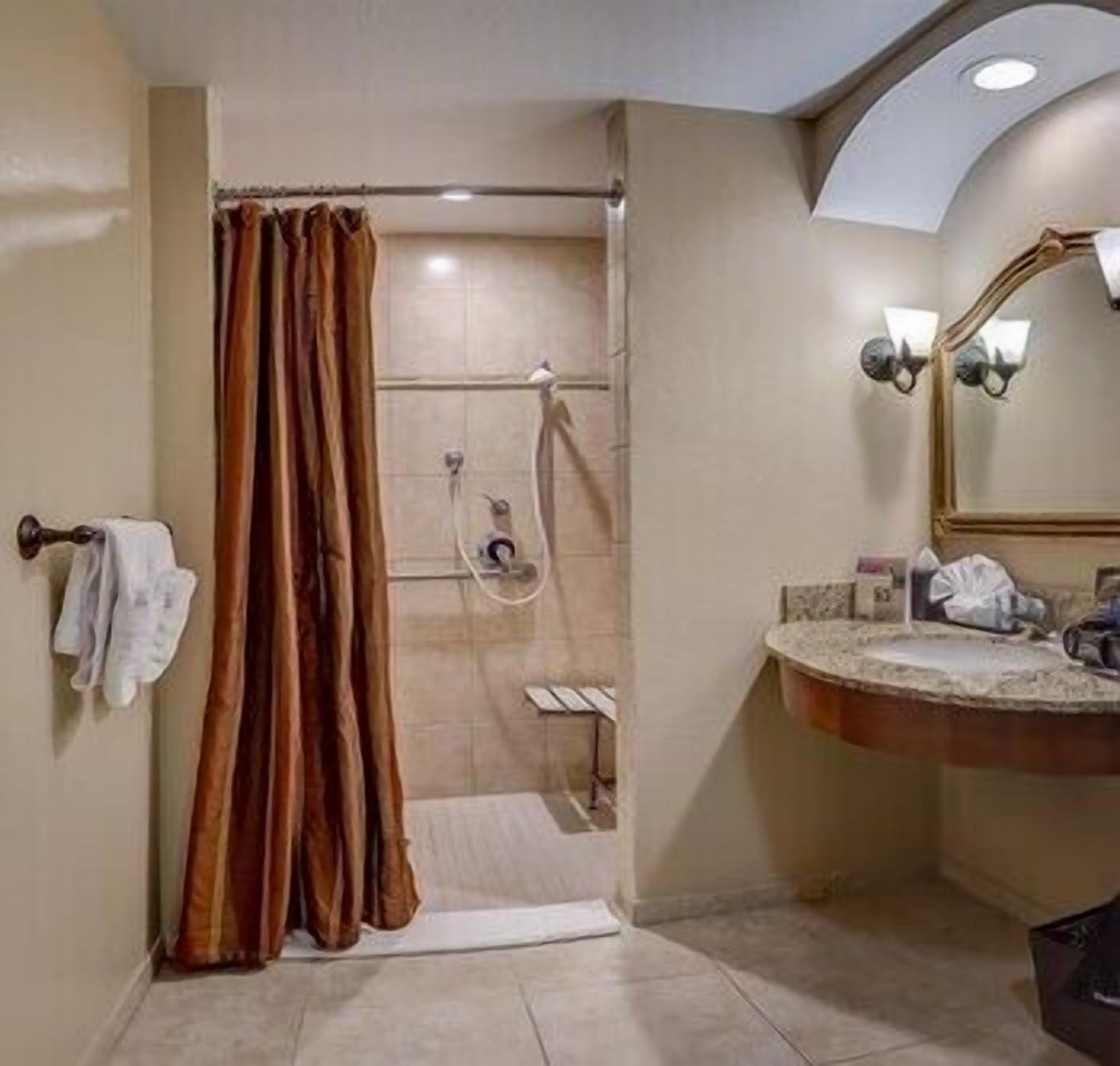 Bad | Kombinert dusj/badekar, designertoalettartikler, hårføner og badekåper