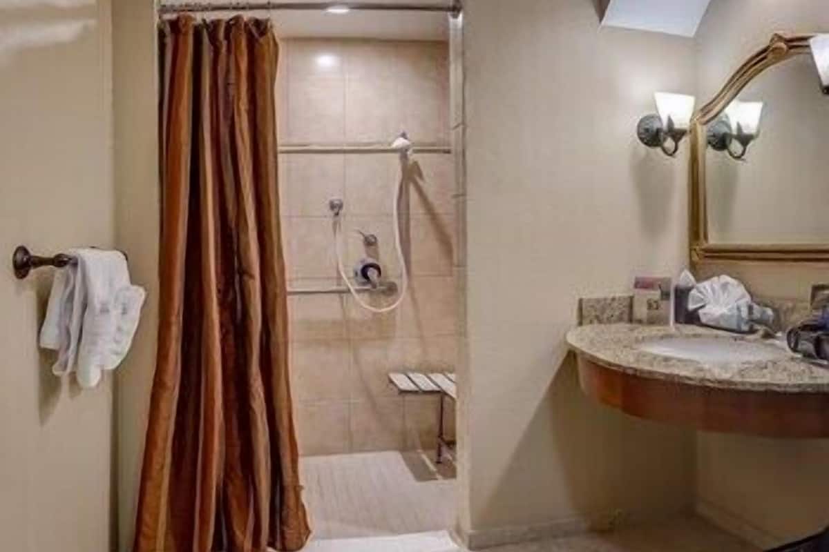 Salle de bain | Ensemble douche/baignoire, articles de toilette de luxe, sĂšche-cheveux