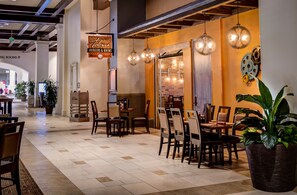 11 restaurants, breakfast, lunch, dinner served; American cuisine  - Rosen Shingle Creek (Orlando)