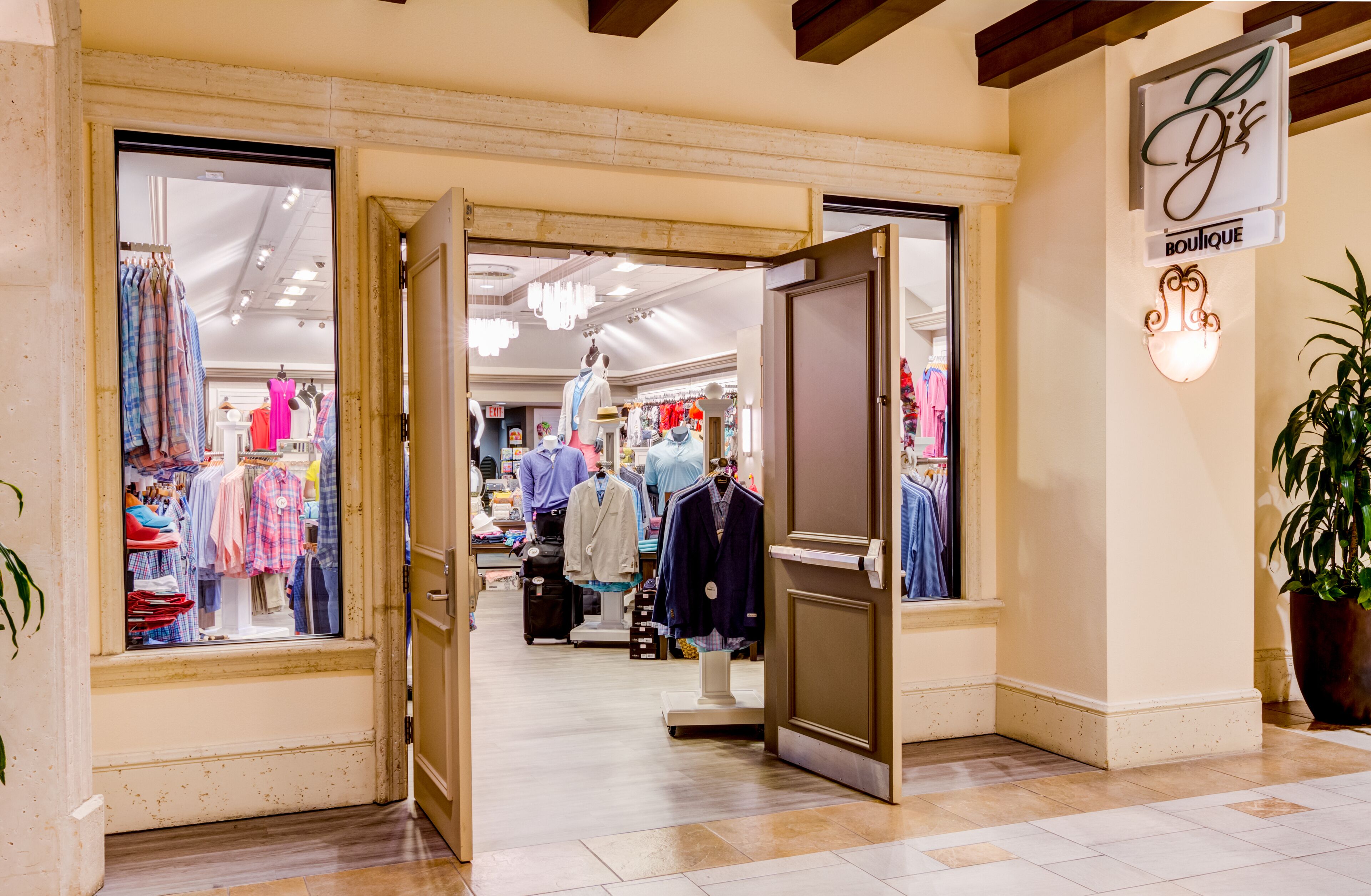 Una tienda boutique con perchas de ropa y maniquíes.