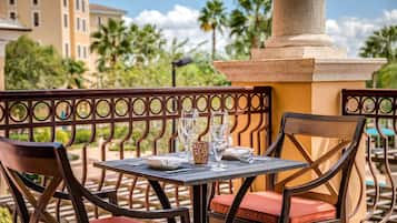 11 restaurants; breakfast, lunch, dinner and brunch served