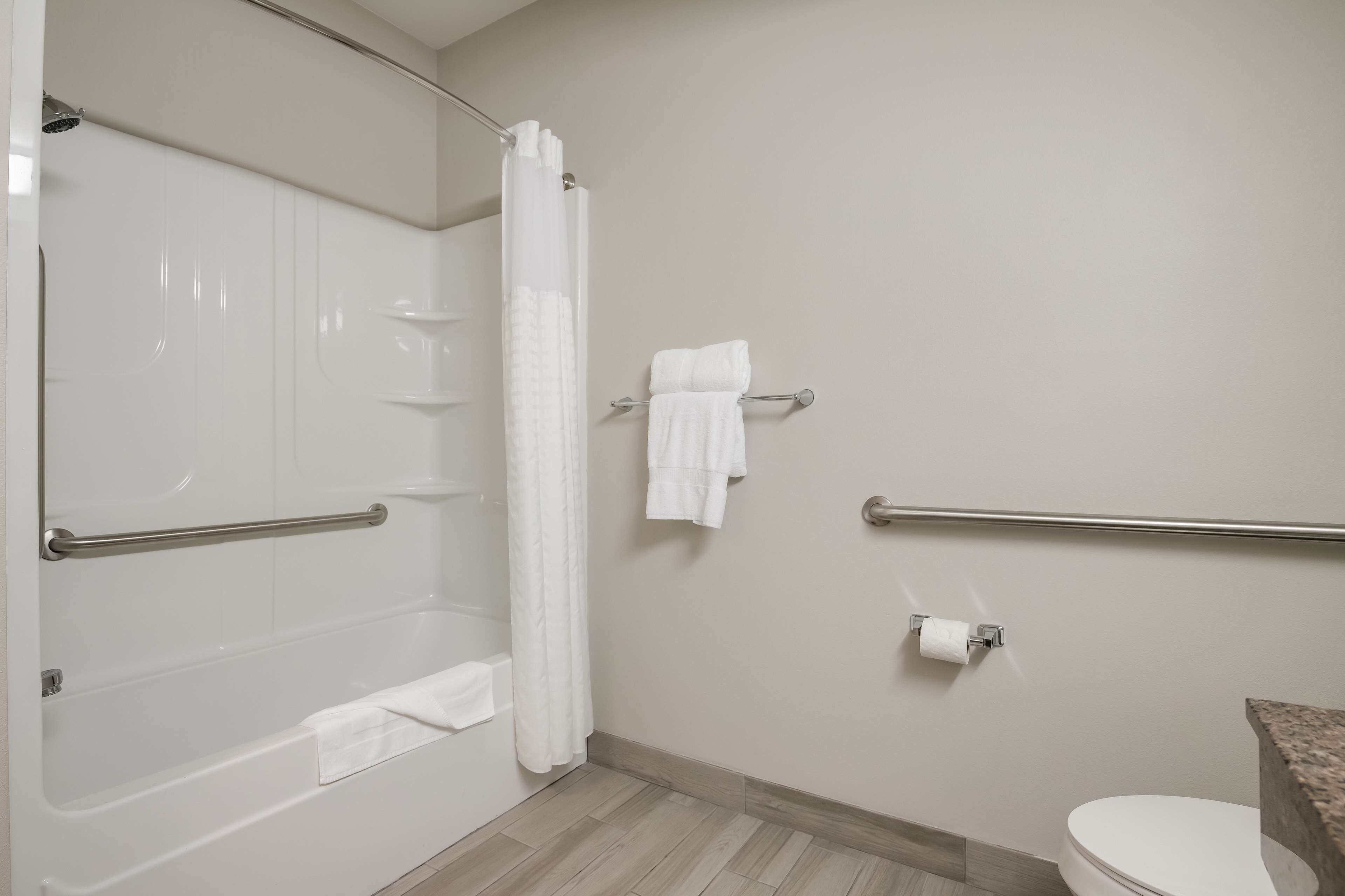 combined shower/bathtub, hair dryer, towels