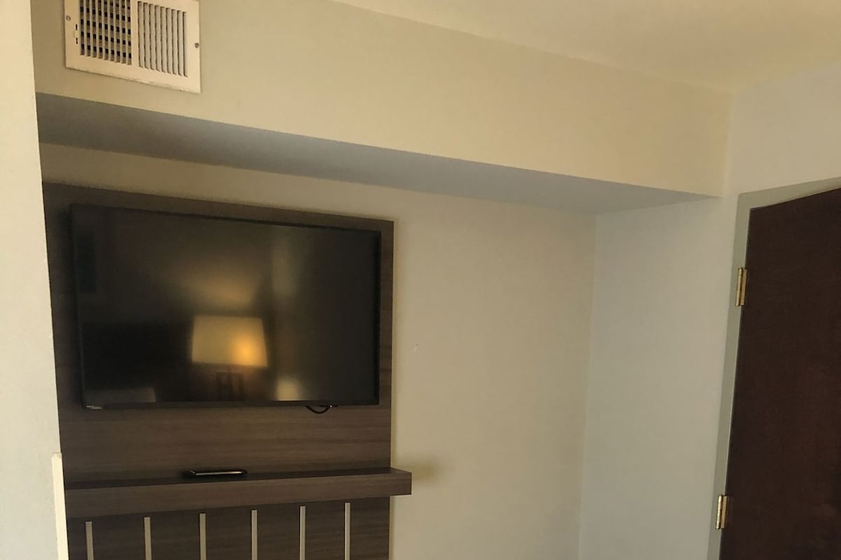1 bedroom, hypo-allergenic bedding available, in-room safe, desk