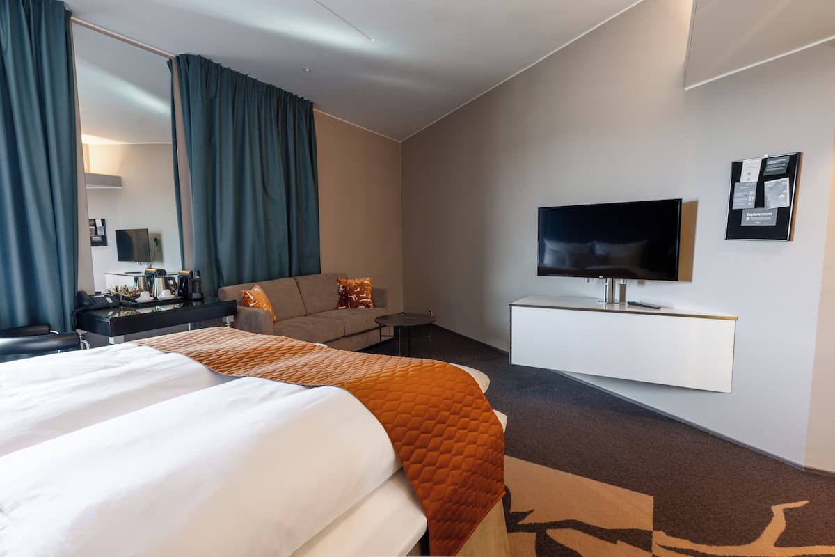 Minibar, escritorio, cortinas blackout y sistema de insonorización