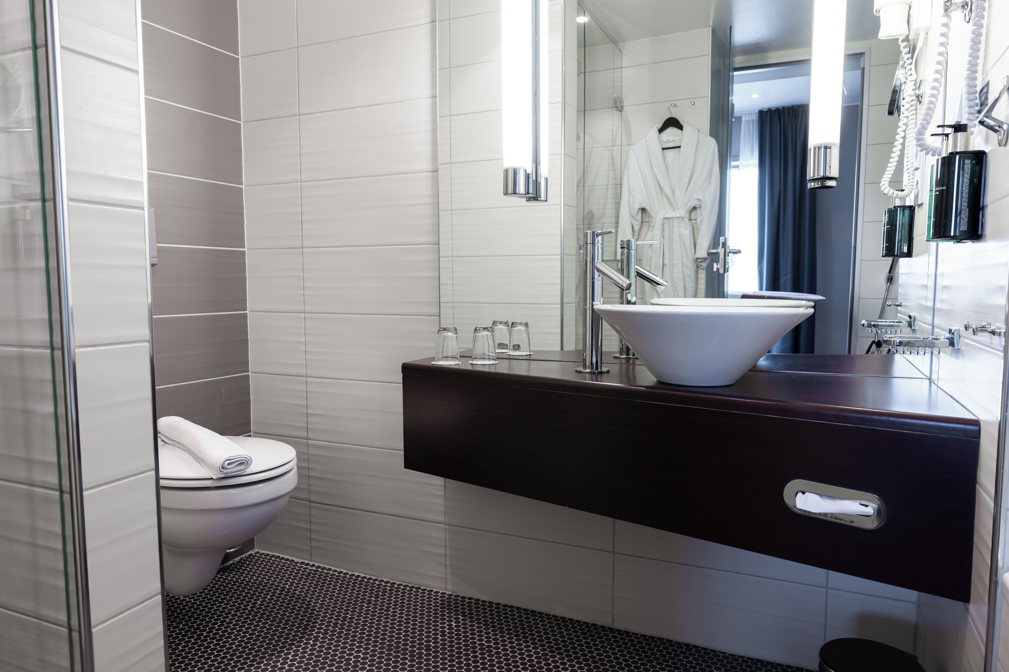 junior suite, 1 double bed, non smoking | bathroom | shower, hair dryer, towels