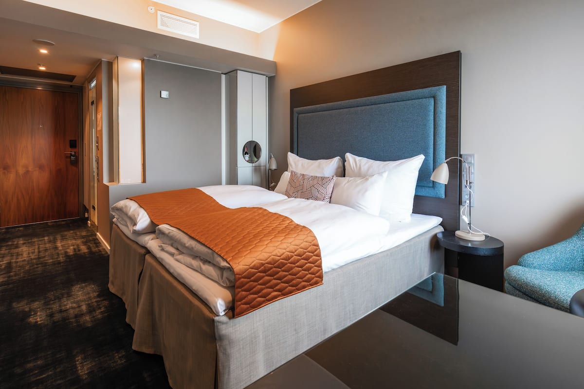 Minibar, escritorio, cortinas blackout y sistema de insonorización