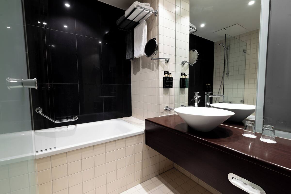 family room, multiple beds, non smoking | bathroom | shower, hair dryer, towels