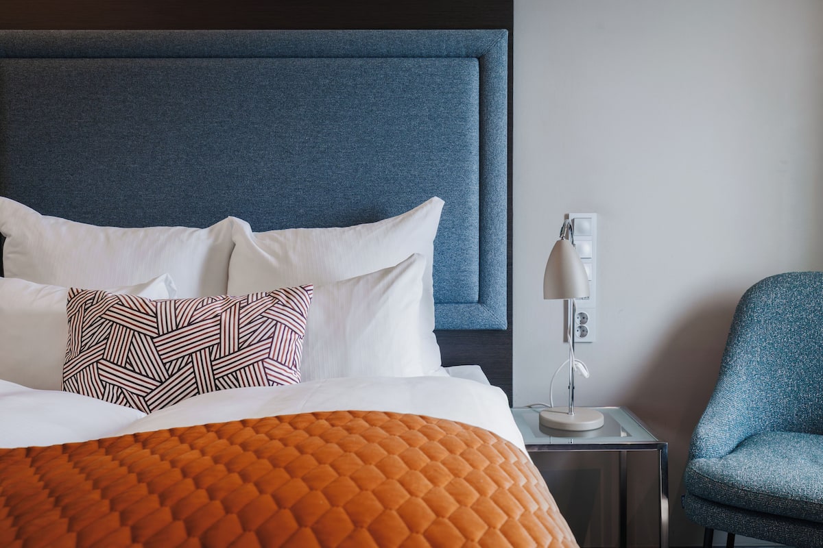Minibar, escritorio, cortinas blackout y sistema de insonorización