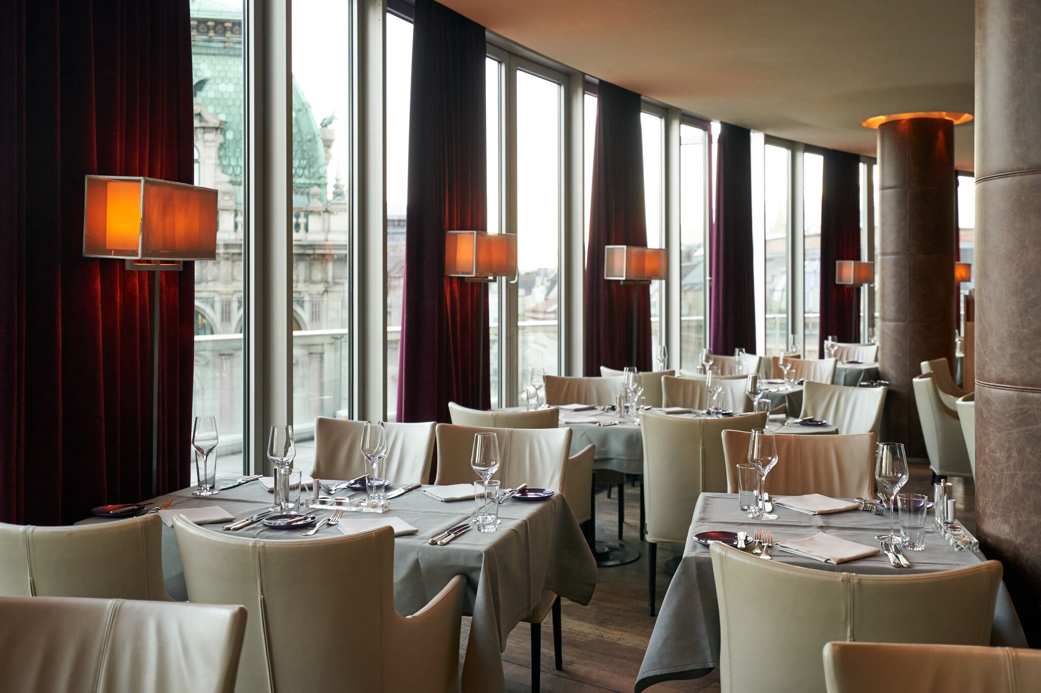 Phục vụ bữa trưa và bữa tối 