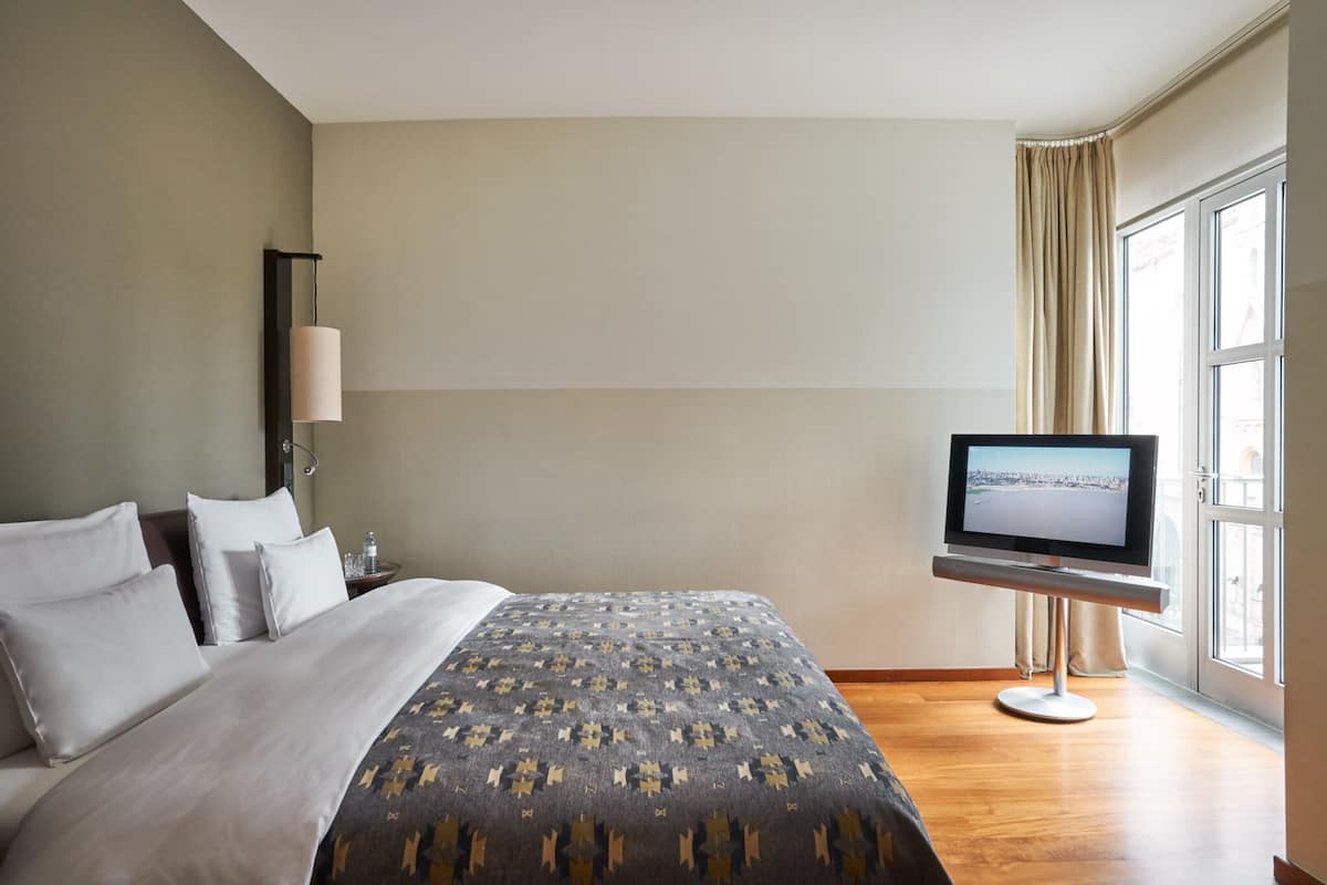 Premium bedding, down duvets, minibar, in-room safe