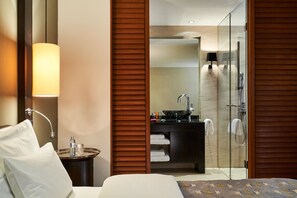 Deluxe Suite, City View | Bathroom | Rainfall showerhead, designer toiletries, hair dryer, bathrobes - DO & CO Hotel Vienna (Vienna)