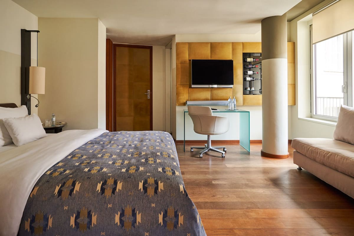 Deluxe Room, Courtyard View | 1 bedroom, premium bedding, down duvets, minibar