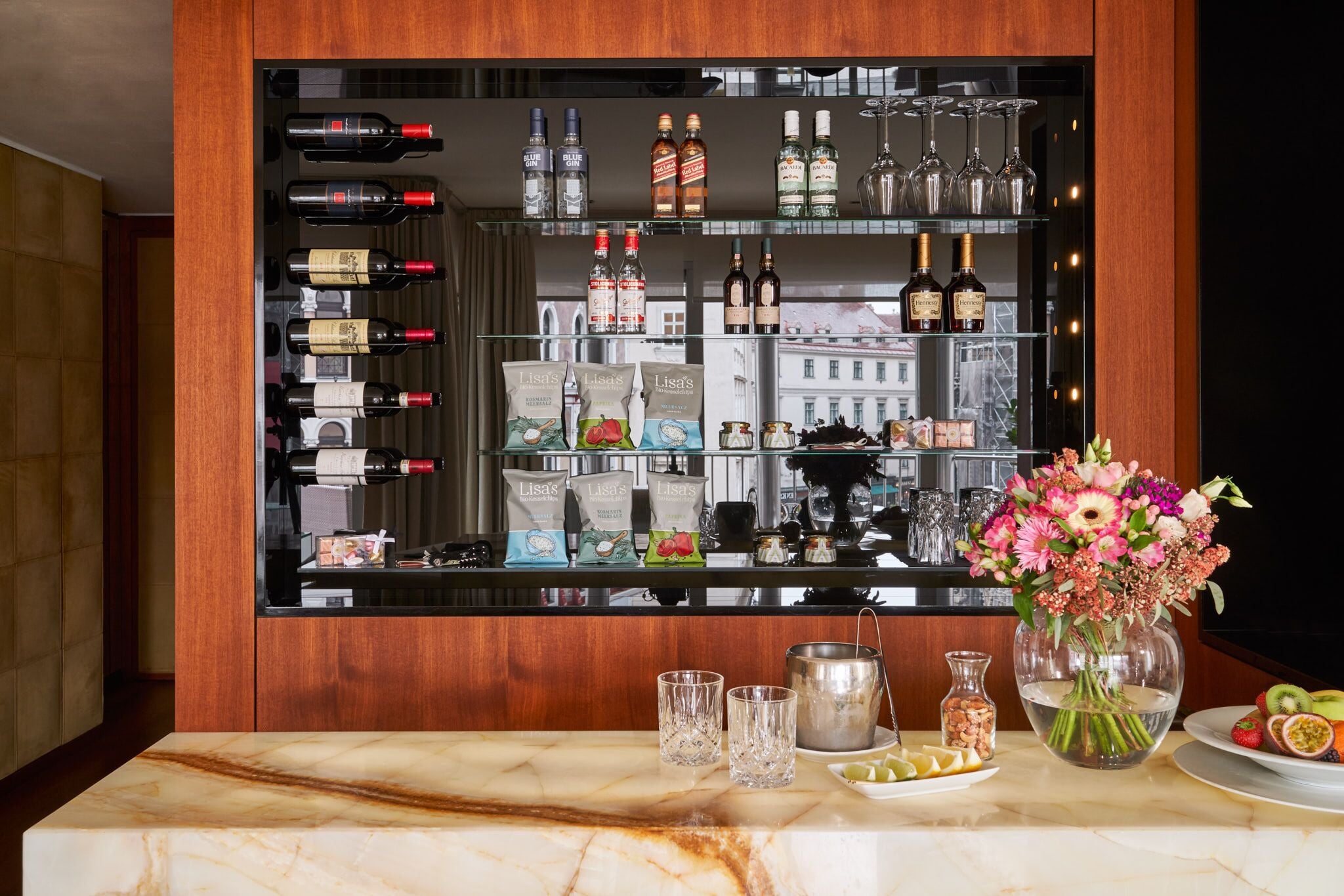 grand suite, city view | minibar