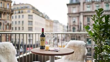 Junior suite, balkon, uitzicht op stad | Terras