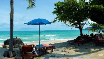 在海滩、白沙、沙滩椅、海滩遮阳伞