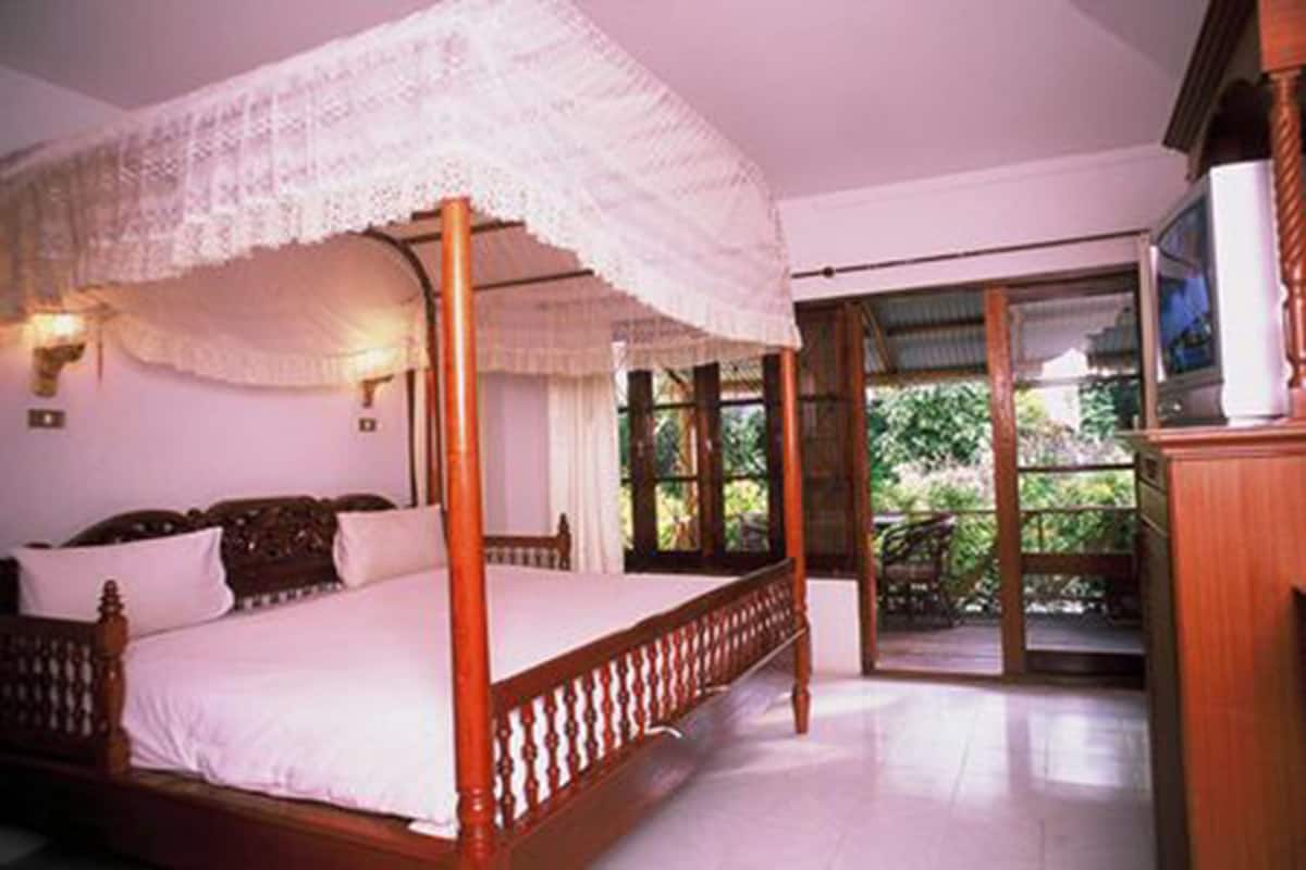 Beachfront Bungalow | In-room safe, individually furnished, desk, blackout drapes