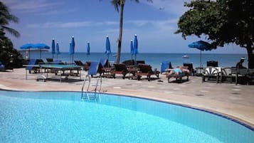 室外游泳池,07:00 至 18:00 开放,池畔遮阳伞,日光浴躺椅
