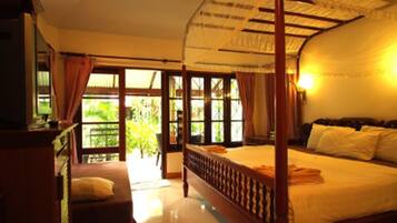 客房内保险箱、特色家居、办公桌、遮光窗帘