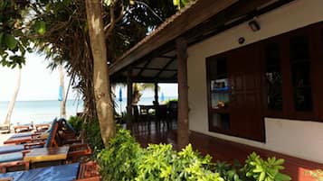Beachfront Bungalow | Terrace/patio