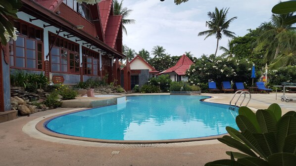 Ulkouima-allas avoinna 7.00–18.00, aurinkovarjoja, aurinkotuoleja