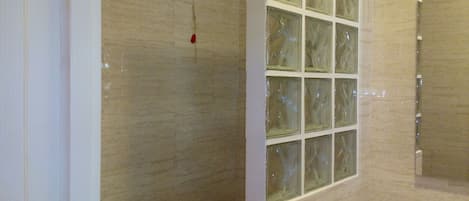 Chambre Double | Salle de bain | Douche, articles de toilette gratuits, serviettes fournies