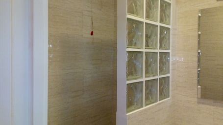 Ducha, artículos de tocador gratuitos, toallas