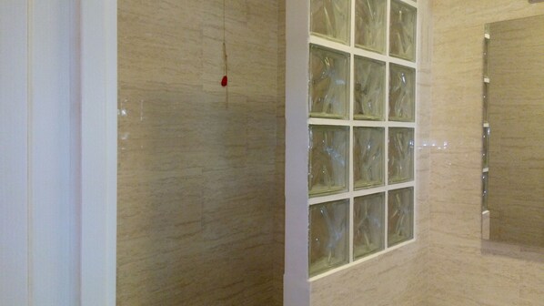 Double Room | Bathroom | Shower, free toiletries, towels - Hotel Le Tre Stazioni (Genoa)