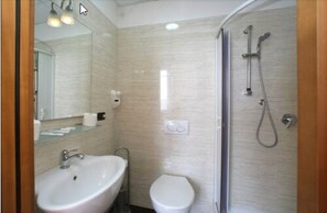 Habitación individual | Baño | Ducha, artículos de higiene personal gratuitos y toallas