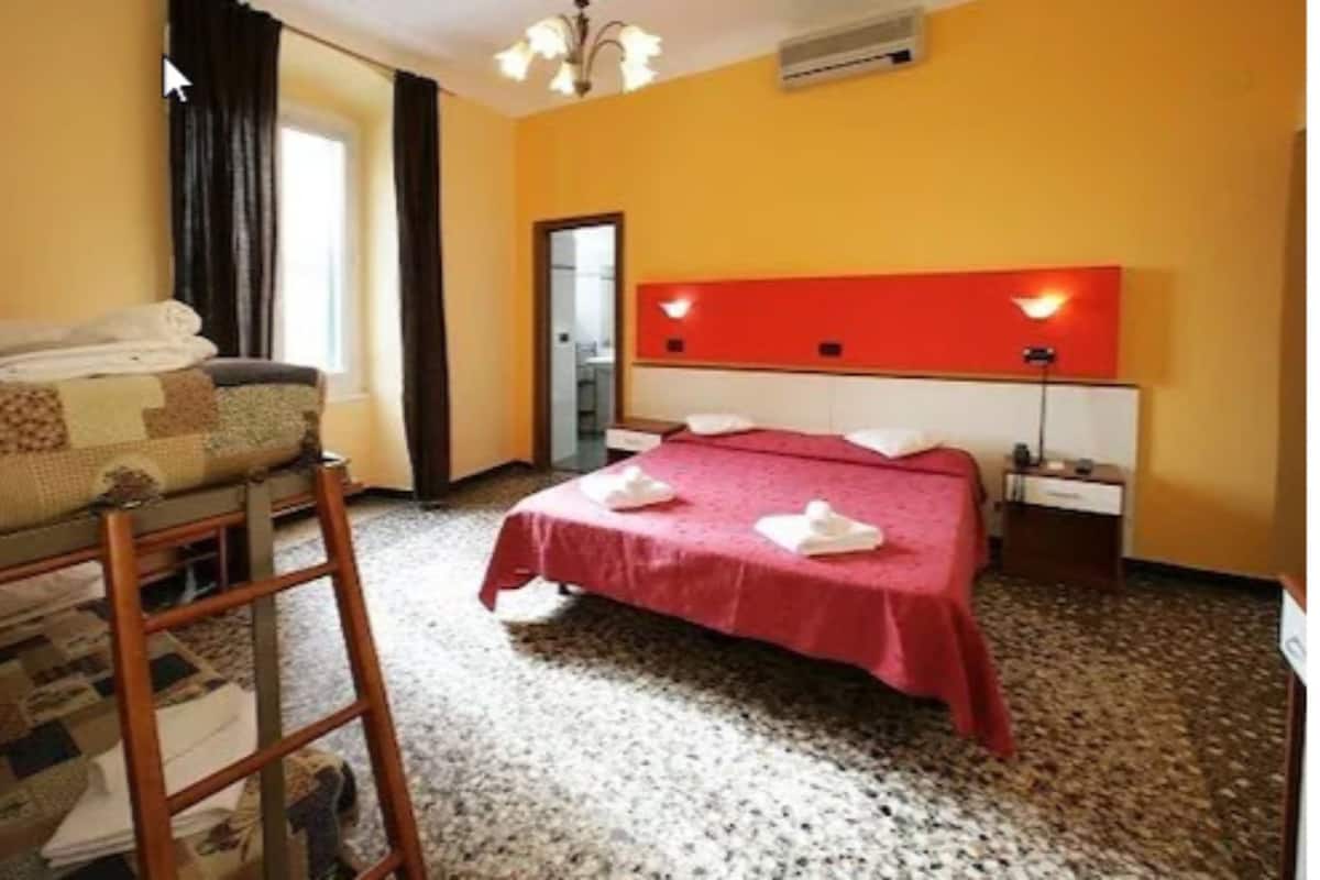Habitación cuádruple | Escritorio y camas extra
