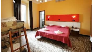 Habitación cuádruple | Escritorio y camas extra