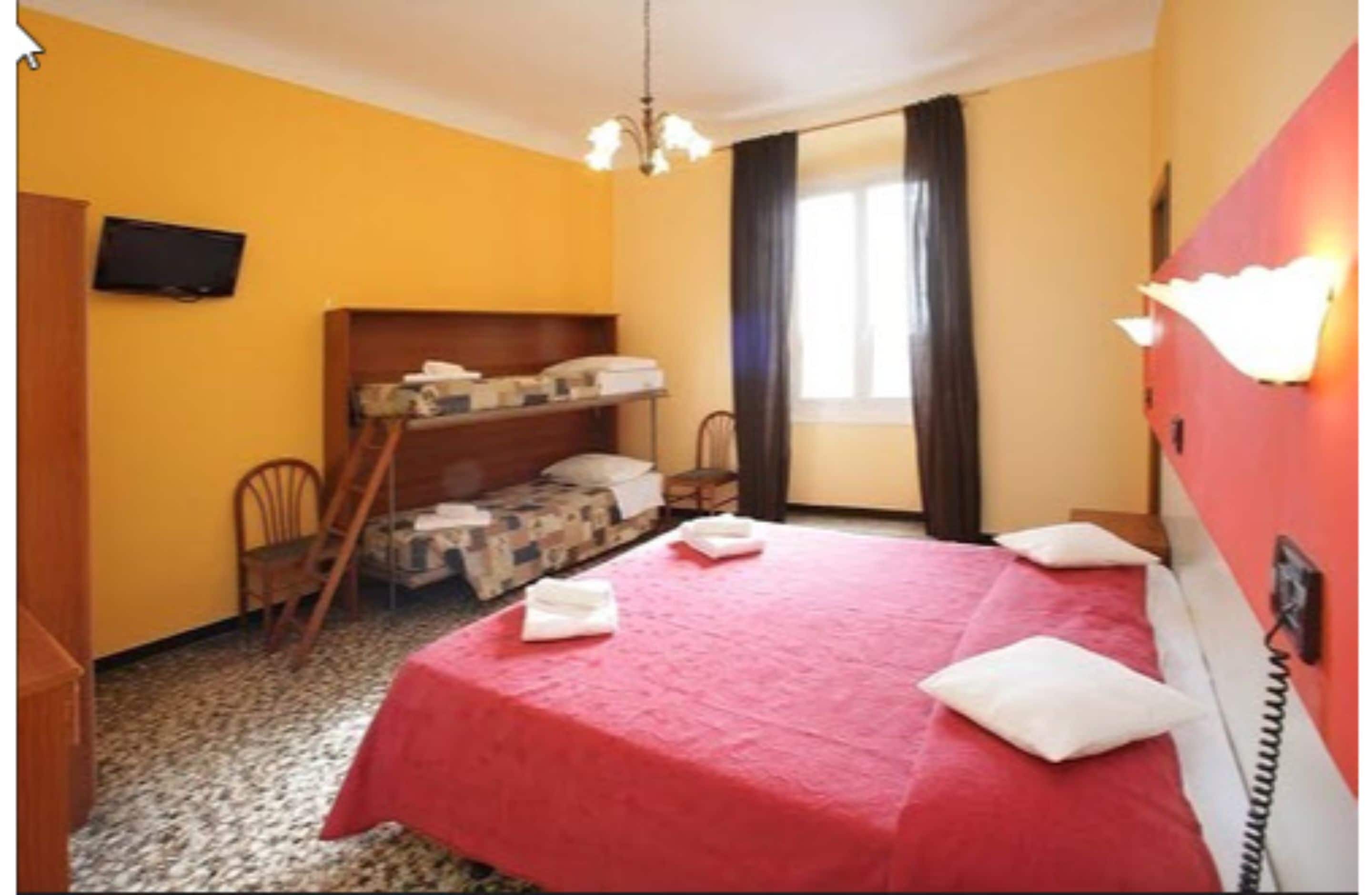 Quadruple Room | Desk, rollaway beds