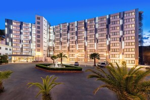 Overnatningsstedets facade – aften/nat