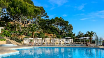 Una piscina cubierta, 2 piscinas al aire libre, tumbonas